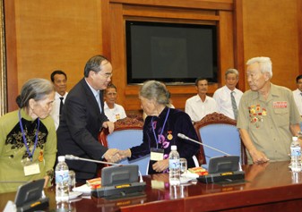Deputy PM Nhan receives revolutionaries - ảnh 1